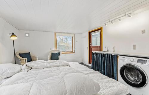 ein Schlafzimmer mit einem Bett und einer Waschmaschine in der Unterkunft Beautiful Home In Kalundborg With Kitchen in Kalundborg