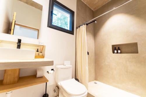 a bathroom with a toilet and a sink and a shower at Alma Tropical - Luxury Villa Experience in Santa Teresa in Santa Teresa Beach