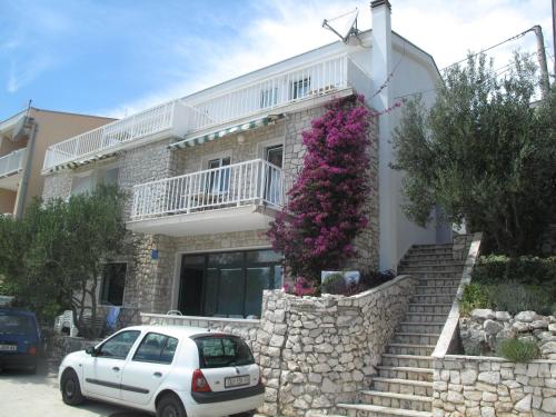 Το κτήριο όπου στεγάζεται  το διαμέρισμα