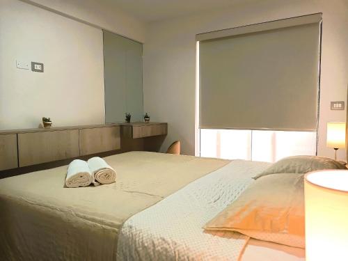R° | Beautiful apartment in San Isidro في ليما: غرفة نوم بسرير كبير عليها منشفتين