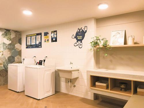 R° | Beautiful apartment in San Isidro في ليما: حمام مع حوض ومرحاض