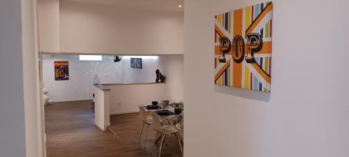 une chambre avec une table et un tableau sur le mur dans l'établissement Magnifique loft jacuzzi et sauna Lanester-Lorient, à Lanester