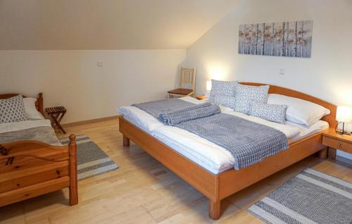 1 dormitorio con 1 cama grande con almohadas azules en Cozy Apartment In Puch Bei Hallein With Kitchen, en Puch bei Hallein