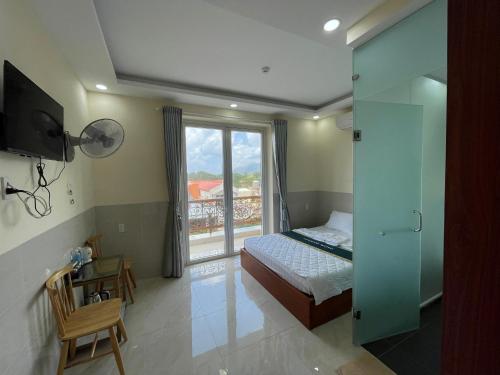 Việt Nga Hotel - Chợ Côn Đảo في كون داو: غرفة نوم صغيرة بها سرير ونافذة