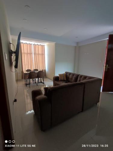a living room with a couch and a table at Soto Apartamentos in Chiclayo