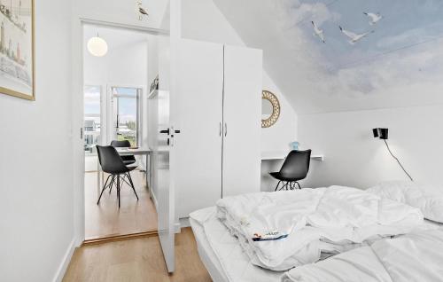 Ένα ή περισσότερα κρεβάτια σε δωμάτιο στο Stunning Home In Hadsund With Wifi