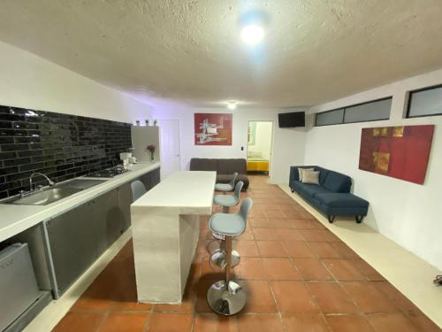 a kitchen and living room with a sink and a couch at Depa Santa María in Malinalco