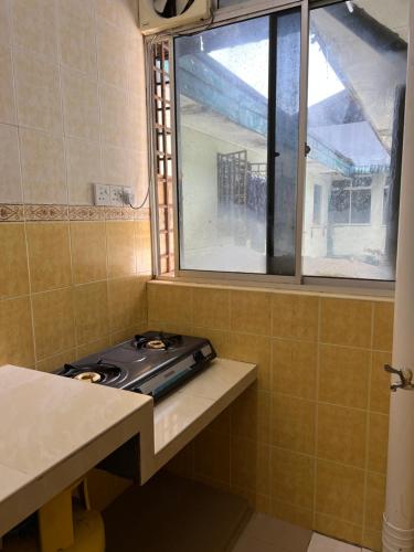 a stove in a bathroom with a window at D'Puncak Arabella Muslim Homestay in Cameron Highlands