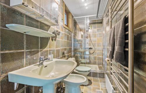 bagno con lavandino e servizi igienici di Nice Home In Rude With Wifi a Rude