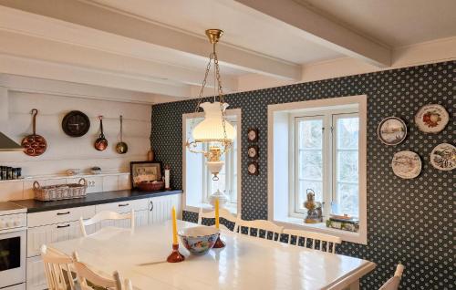 cocina con mesa y ventana en 3 Bedroom Cozy Home In Farsund en Farsund