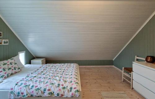 ein Schlafzimmer mit einem Bett im Dachgeschoss in der Unterkunft 3 Bedroom Cozy Home In Farsund in Farsund