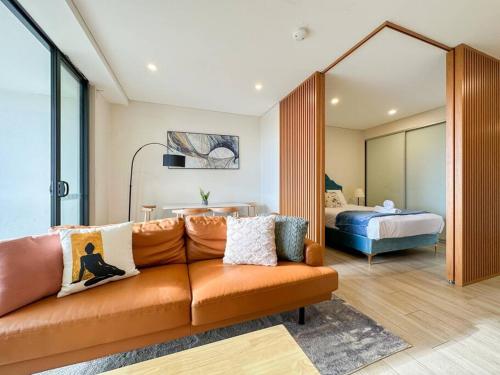 - un salon avec un canapé et un lit dans l'établissement City Living Made Easy : 1 Bed Apt in Ashfield Heart, à Sydney