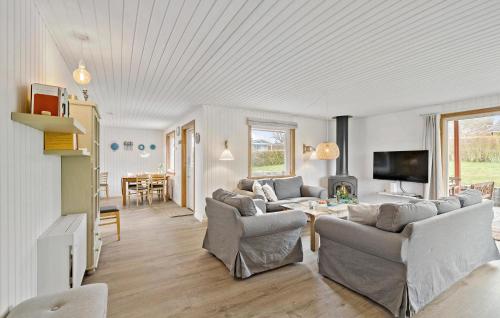 Uma área de estar em Stunning Home In Allinge With Wifi