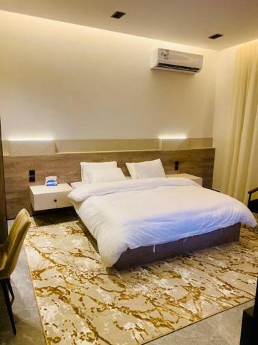 a bedroom with a large bed with a smashed up rug at The N&N Executive in Al Madinah