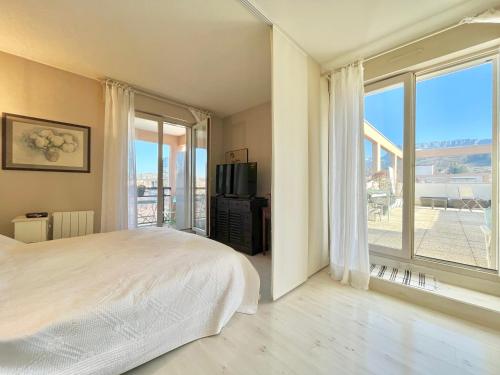 une chambre avec un lit et une grande fenêtre dans l'établissement Appartement T2 de 60m² à Annecy-le-Vieux, grande terrasse aménagée, proche lac et commerces - FR-1-432-74, à Annecy