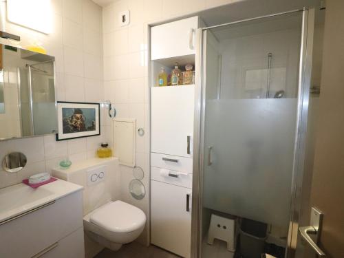 une salle de bain avec une douche, des toilettes et un lavabo dans l'établissement Appartement T2 de 60m² à Annecy-le-Vieux, grande terrasse aménagée, proche lac et commerces - FR-1-432-74, à Annecy