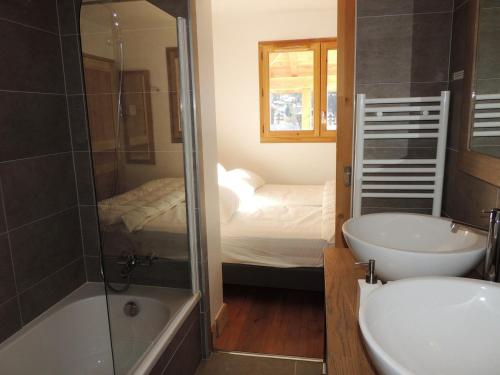 ein Badezimmer mit einer Dusche, einem Waschbecken und einer Badewanne in der Unterkunft Appartement Les Gets, 4 pièces, 6 personnes - FR-1-598-53 in Les Gets