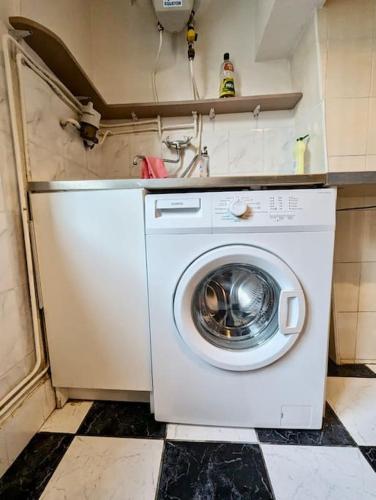 - un lave-linge dans la cuisine équipée d'un évier dans l'établissement T2 Élégant - Proche Gare & Centre, à Grenoble