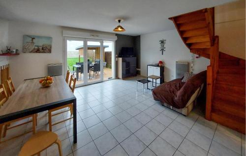 un soggiorno con cucina e sala da pranzo di Stunning Home In Angresse With Kitchen ad Angresse