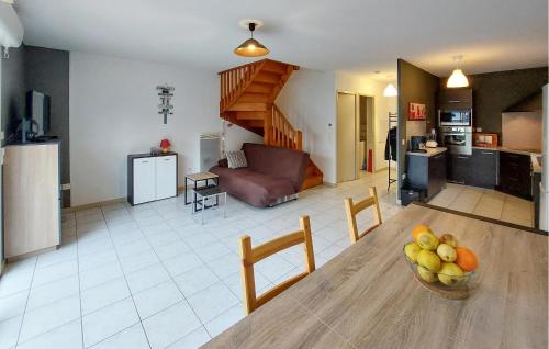 - un salon avec une table et une corbeille de fruits dans l'établissement Stunning Home In Angresse With Kitchen, à Angresse