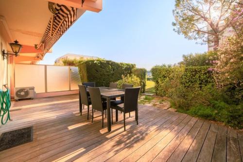 een terras met een tafel en stoelen bij Cap les pins furnished flat in Antibes