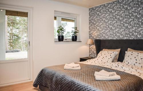 um quarto com uma cama com duas toalhas em Amazing Home In Sjbo With Wifi em Sjöbo