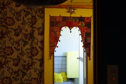 La salle de bains est pourvue d'un miroir et d'un réfrigérateur. dans l'établissement Lodge Mondo, à Nishina