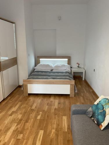 1 dormitorio con cama y sofá en Apartment na Zamkowej, en Cracovia