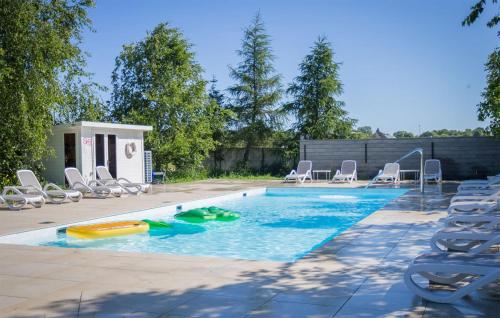 Kolam renang di atau dekat dengan Awesome Home In Nowecin With Kitchen