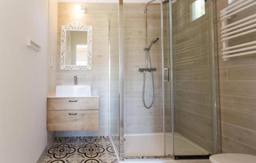 Bilik mandi di Awesome Home In Nowecin With Kitchen