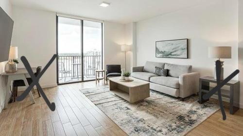 Coral gables apartment في ميامي: غرفة معيشة مع أريكة وطاولة