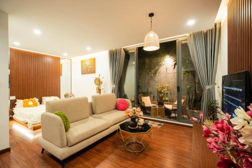 a living room with a couch and a tv at Homestay My Ny Đà Lạt in Khu Chi Lăng