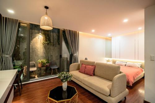 a living room with a couch and a bed at Homestay My Ny Đà Lạt in Khu Chi Lăng