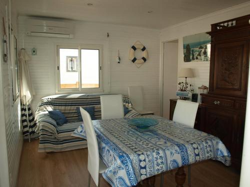 Cette chambre comprend une table et un lit. dans l'établissement Chalet familial 4 ch. à 100m de la mer - Terrasse - FR-1-784-2, à Gruissan