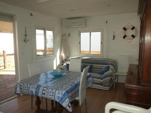 un salon avec une table et un canapé dans l'établissement Chalet familial 4 ch. à 100m de la mer - Terrasse - FR-1-784-2, à Gruissan