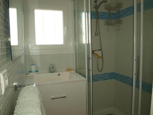 une salle de bain avec une baignoire, un lavabo et une douche dans l'établissement Chalet familial 4 ch. à 100m de la mer - Terrasse - FR-1-784-2, à Gruissan