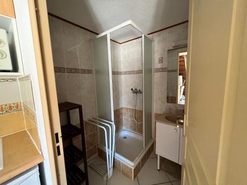 une salle de bain avec douche et lavabo dans l'établissement Maison T3 avec mezzanine et garage, proche plage, idéale pour 6 pers. avec terrasse et équipements complets - FR-1-784-1, à Gruissan