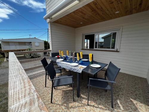Ảnh trong thư viện ảnh của Charmant Chalet Rangée 9 avec Wifi, Climatisation et Terrasse - 250m de la Plage, 6 pers - FR-1-784-7 ở Gruissan
