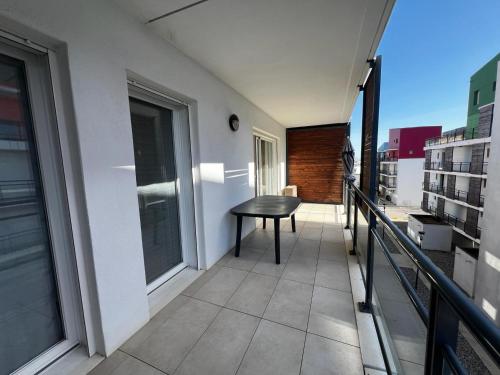 Photo de la galerie de l'établissement Bel Appartement T3 avec Grande Terrasse à Gruissan - Proche Plage du Grazel - FR-1-784-6, à Gruissan