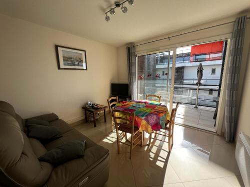 Photo de la galerie de l'établissement Bel Appartement T3 avec Grande Terrasse à Gruissan - Proche Plage du Grazel - FR-1-784-6, à Gruissan