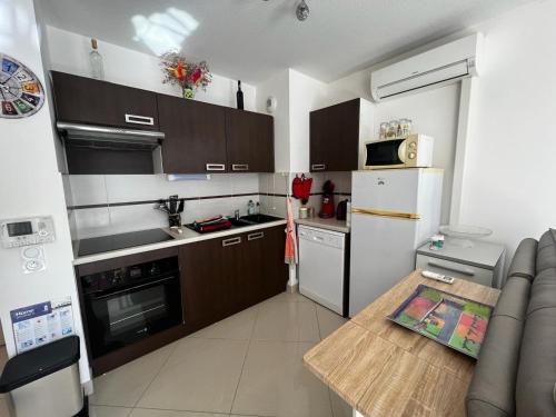 Photo de la galerie de l'établissement Bel Appartement T3 avec Grande Terrasse à Gruissan - Proche Plage du Grazel - FR-1-784-6, à Gruissan