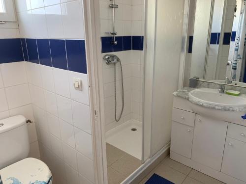 une salle de bain avec une douche, des toilettes et un lavabo dans l'établissement Chalet confortable à 400 m de la plage avec 3 chambres et terrasse – 6 couchages - FR-1-784-8, à Gruissan