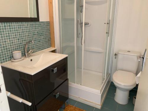une salle de bain avec une douche, un lavabo et des toilettes dans l'établissement Studio cosy avec piscine, parking et balcon à Gruissan - FR-1-784-13, à Gruissan