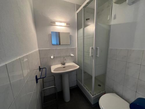 une salle de bain avec un lavabo, une douche et des toilettes dans l'établissement Appartement RDC 6 pers, à 20m plage Grazel, Gruissan - FR-1-784-10, à Gruissan
