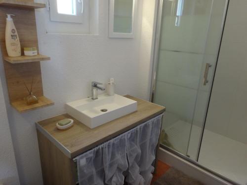 une salle de bain avec un lavabo et une douche dans l'établissement Maison 3 chambres avec terrasses, jardinet, climatisation et Wifi, proche port et plage à Gruissan - FR-1-784-9, à Gruissan