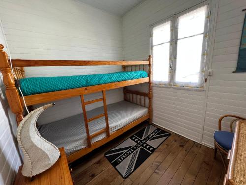une petite pièce avec deux lits superposés dans l'établissement Chalet cosy 9 pers à 250m plage, terrasse, parking, proche commodités - FR-1-784-16, à Gruissan