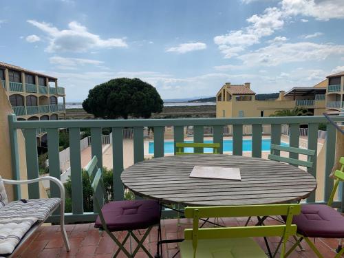 Photo de la galerie de l'établissement Charmant T2 Mezzanine à Gruissan avec Terrasse, Piscine et Parking Privé - FR-1-784-14, à Gruissan