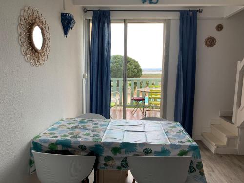 Photo de la galerie de l'établissement Charmant T2 Mezzanine à Gruissan avec Terrasse, Piscine et Parking Privé - FR-1-784-14, à Gruissan