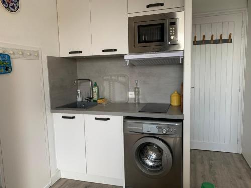 Photo de la galerie de l'établissement Charmant T2 Mezzanine à Gruissan avec Terrasse, Piscine et Parking Privé - FR-1-784-14, à Gruissan