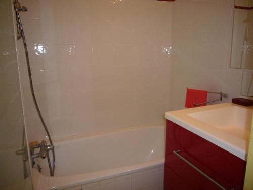 une salle de bain avec une baignoire et un lavabo dans l'établissement Studio cosy avec loggia et parking privé - Proche port et commerces - FR-1-784-19, à Gruissan